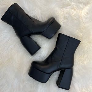 NWOT Vomira Platform boots